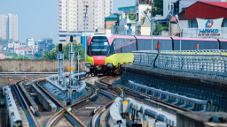 Người dân trải nghiệm tàu Nhổn - ga Hà Nội ngày đầu vận hành