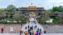 Cố đô Huế thu hút khách du xuân