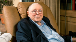 Charlie Munger nói 'làm giàu khó nhất là kiếm được 100.000 USD đầu tiên'