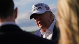 Ông Trump nói Hoa Kỳ muốn sản xuất xe tăng, chứ không phải áo phông