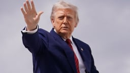Ông Trump tuyên bố lùi thời hạn áp thuế cho EU 