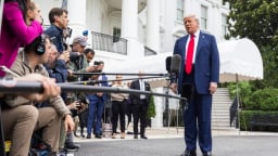 Công ty của Tổng thống Trump công bố smartphone 499 USD và gói cước di động