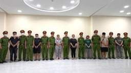 Phá đường dây sản xuất, buôn bán nước hoa giả quy mô lớn ở TP.HCM