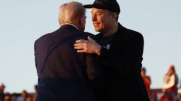 Ông Trump leo thang căng thẳng với Elon Musk, dọa cắt hỗ trợ cho Tesla và SpaceX