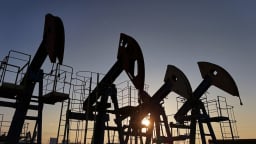 Giá dầu giảm 1% sau khi OPEC+ đẩy nhanh việc tăng sản lượng