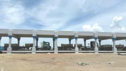 Bộ Xây dựng làm việc với
doanh nhân Đường 'bia' về sáng kiến làm đường cao tốc tiết kiệm