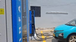 Hãng sản xuất xe xăng phải trả tiền cho công ty làm xe điện