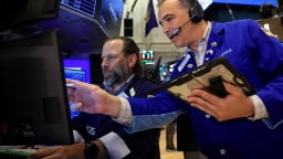 Dow Jones lập đỉnh mới, giá vàng rơi về dưới 4.000 USD/ounce