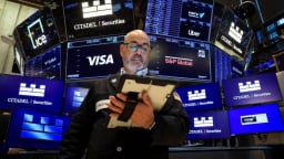 Dow Jones lập kỷ lục, giá vàng tăng mạnh khi kỳ vọng Fed hạ nhiệt