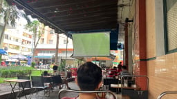World Cup hạ nhiệt, chủ quán cà phê lại 'nóng'