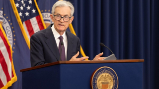 Fed để ngỏ khả năng cắt giảm lãi suất trước sức ép từ Tổng thống Donald Trump