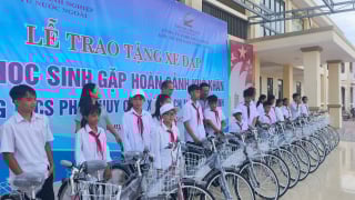 Những vòng xe tiếp sức học sinh nghèo đến trường