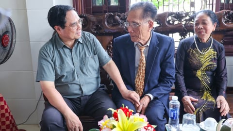 Thủ tướng khảo sát dự án Nhà ga T2 sân bay Đồng Hới và thăm gia đình thương binh tại Quảng Trị