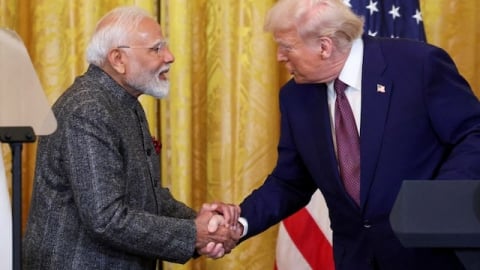 Ông Trump lại đe tăng thuế với Ấn Độ vì mua dầu của Nga