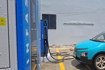 Hãng sản xuất xe xăng phải trả tiền cho công ty làm xe điện