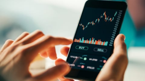 Vàng, chứng khoán cùng lập đỉnh, nhà đầu tư nên hành động thế nào?