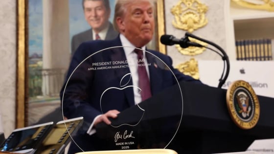 Cận cảnh món quà ‘có một không hai’ Tim Cook tặng Tổng thống Trump