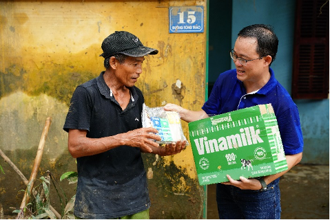 Vinamilk tiếp tục hỗ trợ người dân sau bão lũ