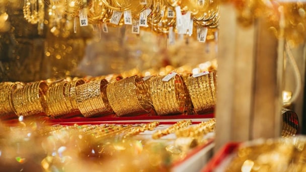 Giá vàng trong nước tăng mạnh, chứng khoán 'điều chỉnh'