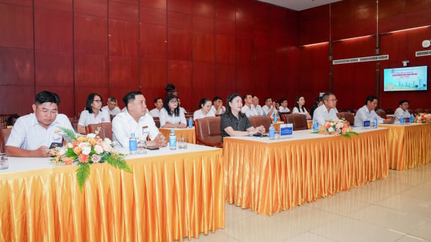 ‘50 năm EVNHCMC đồng hành cùng bạn’: 218 phần quà may mắn dành tặng khách hàng
