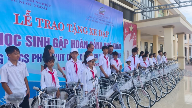 Những vòng xe tiếp sức học sinh nghèo đến trường