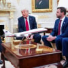 Ông Trump ra tối hậu thư với Nga, đe dọa áp thuế 100%