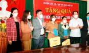 Tạp chí Nhà Đầu tư cùng Tập đoàn Flamingo và VPBank tặng quà cho giáo viên có hoàn cảnh khó khăn tại Hà Tĩnh
