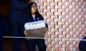 Nhân viên Trung Quốc khệ nệ bê tiền thưởng Tết, hai tay ôm mà vẫn thấy nặng