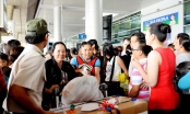 Người Việt - Việt kiều và sĩ diện đón người thân ở sân bay