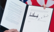 Cận cảnh chữ ký của ông Donald Trump và ông Kim Jong Un trên bản thỏa thuận lịch sử