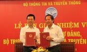 Ông Nguyễn Mạnh Hùng nhận bàn giao chức Bộ trưởng Bộ TT&TT từ ông Trương Minh Tuấn