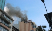 TP.HCM: Bất ngờ cháy lớn tại Nhà hàng cạnh phố đi bộ Nguyễn Huệ, người dân nối dây thừng tháo chạy