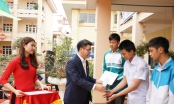 Nam A Bank 'nâng bước đến trường - thắp sáng tương lai' cho học sinh khó khăn tỉnh Quảng Ninh