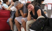 Hàng trăm hành khách chờ vô vọng vì sân bay Hong Kong đóng cửa
