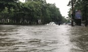 Mưa lớn kéo dài khiến đường phố 'biến thành sông' ở Nghệ An