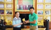 Ông Lê Văn Kiểm nhận cúp mạ vàng và kim cương với kỷ lục nhiều bộ gậy golf Honma 5 sao nhất thế giới