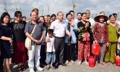Chủ tịch Phan Ngọc Thọ dẫn người dân 'khu ổ chuột' Kinh thành Huế đến xem nơi ở mới