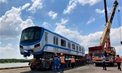 Cận cảnh 2 đoàn tàu của metro số 1 tại TP.HCM cập cảng Khánh Hội