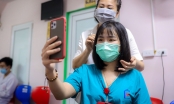 [Ảnh] Hơn 500 y, bác sĩ ở Hà Nội 'xuống tóc' để lên đường chống dịch