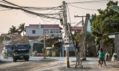 [Ảnh] Hàng loạt cột điện đứng sừng sững giữa đường ở Hà Nội