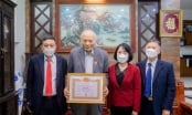 GS.TSKH Nguyễn Mại nhận Huy hiệu 60 năm tuổi Đảng