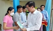 Phó Tổng Giám đốc Đào Việt Ánh trao tặng sổ BHXH, thẻ BHYT cho người dân Trà Vinh, Sóc Trăng