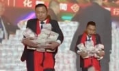 Công ty Trung Quốc chất 'núi tiền' cao 2 mét thưởng tết nhân viên