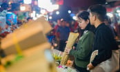 Giới trẻ Hà Nội đổ xô mua hoa đêm trước ngày Valentine