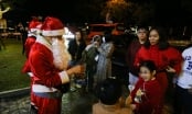 Trời ngớt mưa, người dân Đà Nẵng đổ ra đường đón Noel sớm