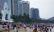 Người dân, du khách đổ ra biển Nha Trang 'giải nhiệt' dịp nghỉ lễ