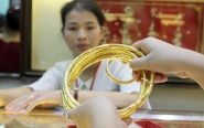 Cấm mua bán vàng bằng tiền mặt khó khả thi?