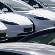 Giá cổ phiếu Tesla tăng vọt khi nhà sản xuất xe điện nói 'tăng tốc' việc ra mắt ô tô rẻ hơn