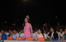Hoa hậu Trần Tiểu Vy tặng quà trung thu tại quê nhà Quảng Nam