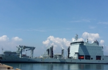 Tàu Hải quân Hoàng gia Canada treo cờ rủ Việt Nam khi cập cảng Tiên Sa